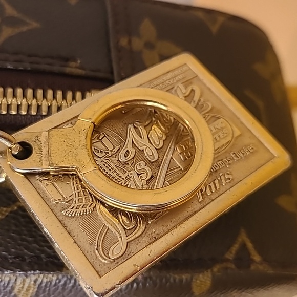 Louis Vuitton 2004 Articles de Voyage gold medallion key holder Collectors Piece - Picture 5 of 10